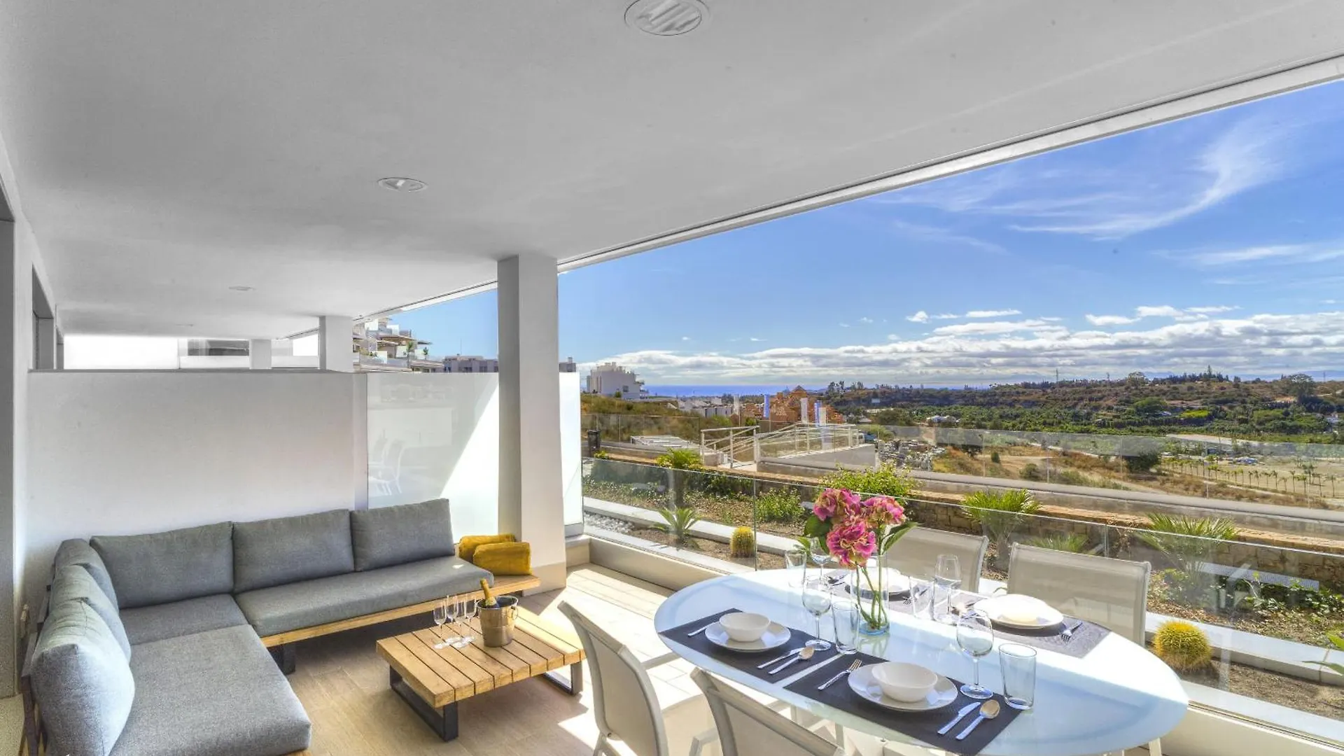 Oceana Views - 2 Bedroom Apartment Estepona 0*,  Espagne
